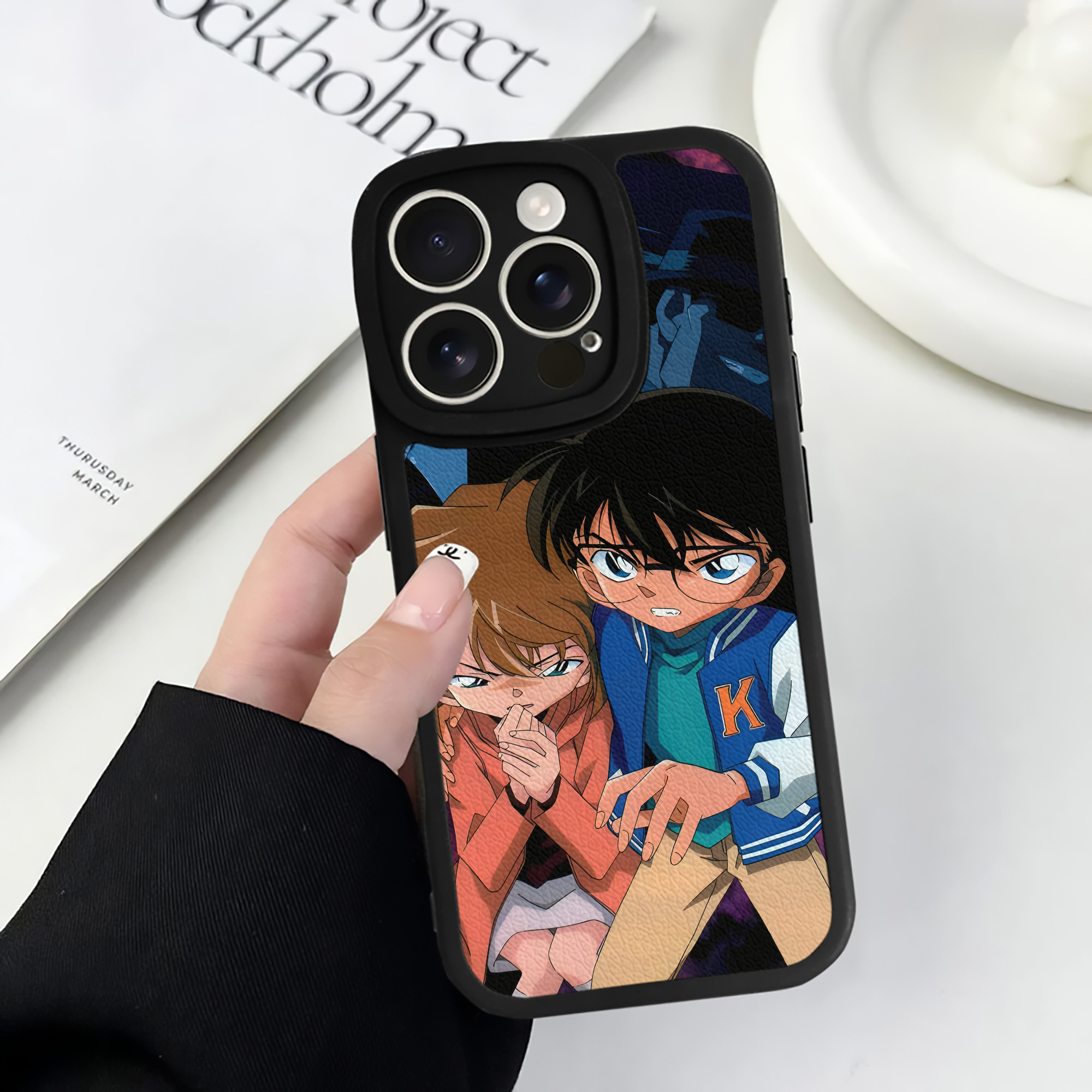 （画像用） 名探偵コナン Detective Conan 【iPhone 16シリーズ対応】シリコンスマホケース（レザー調） 材質：シリコン